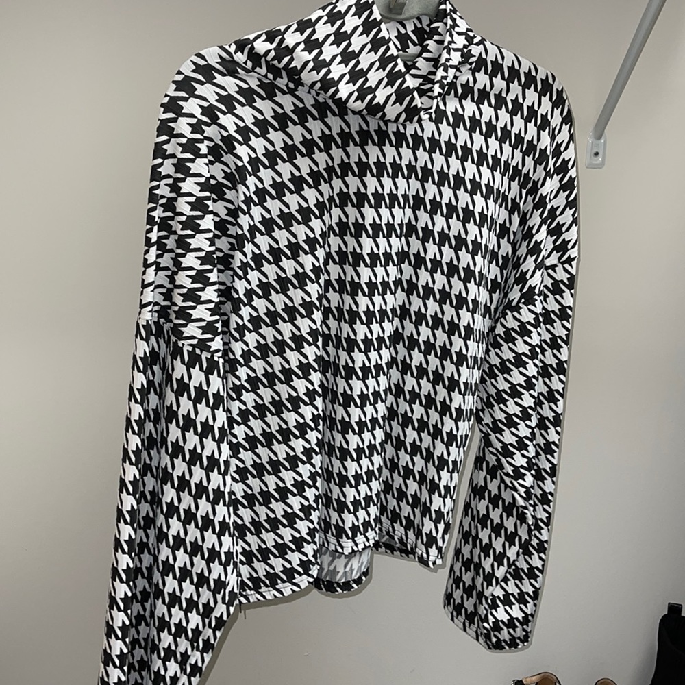 PRETTYLITTLETHING. Medium. Black and White